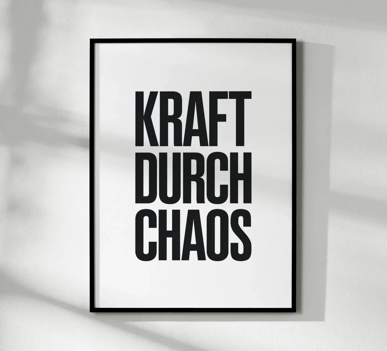 Kraft Durch Chaos poster con telaio in alluminio da Hey Vincent