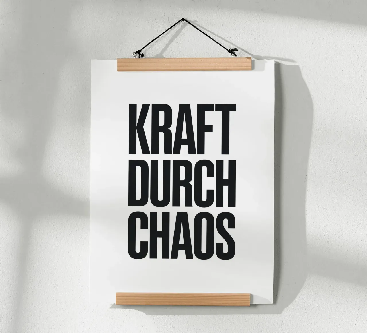 Kraft Durch Chaos poster con telaio in alluminio da Hey Vincent