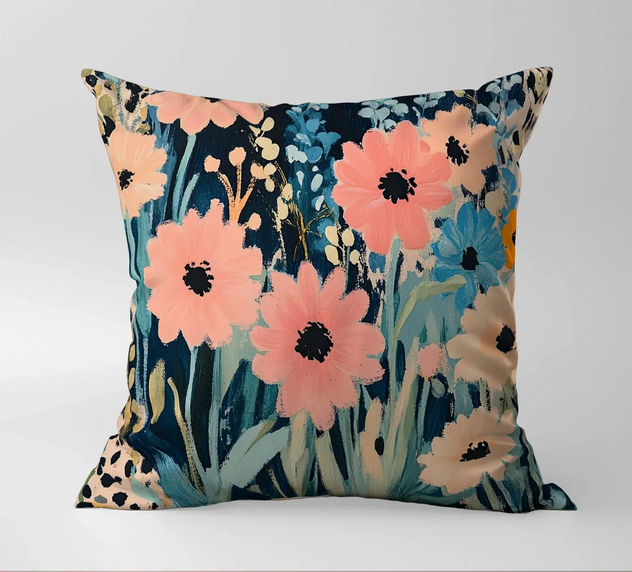 Fiori di leopardo cuscino da Nikis Art Studio