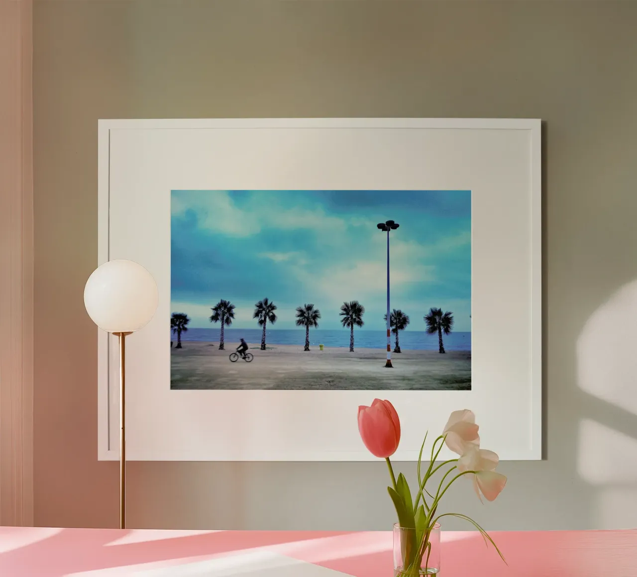 Costa Brava Beach poster con telaio in plastica da Sattrup & Høst