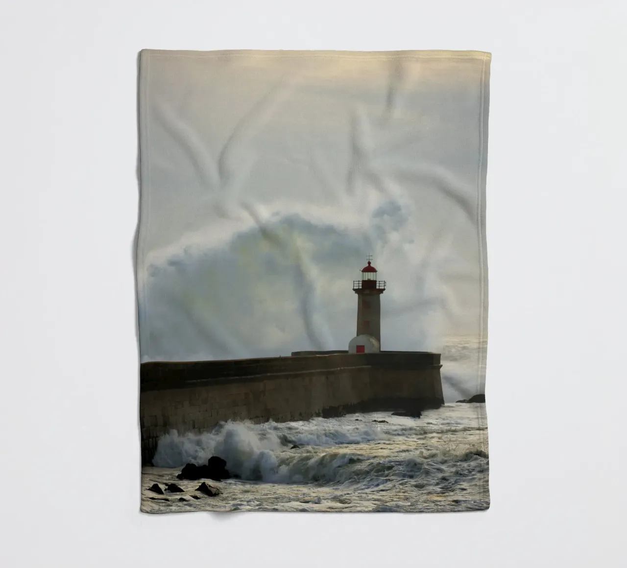 Faro sull'oceano coperta in pile da Teresa André