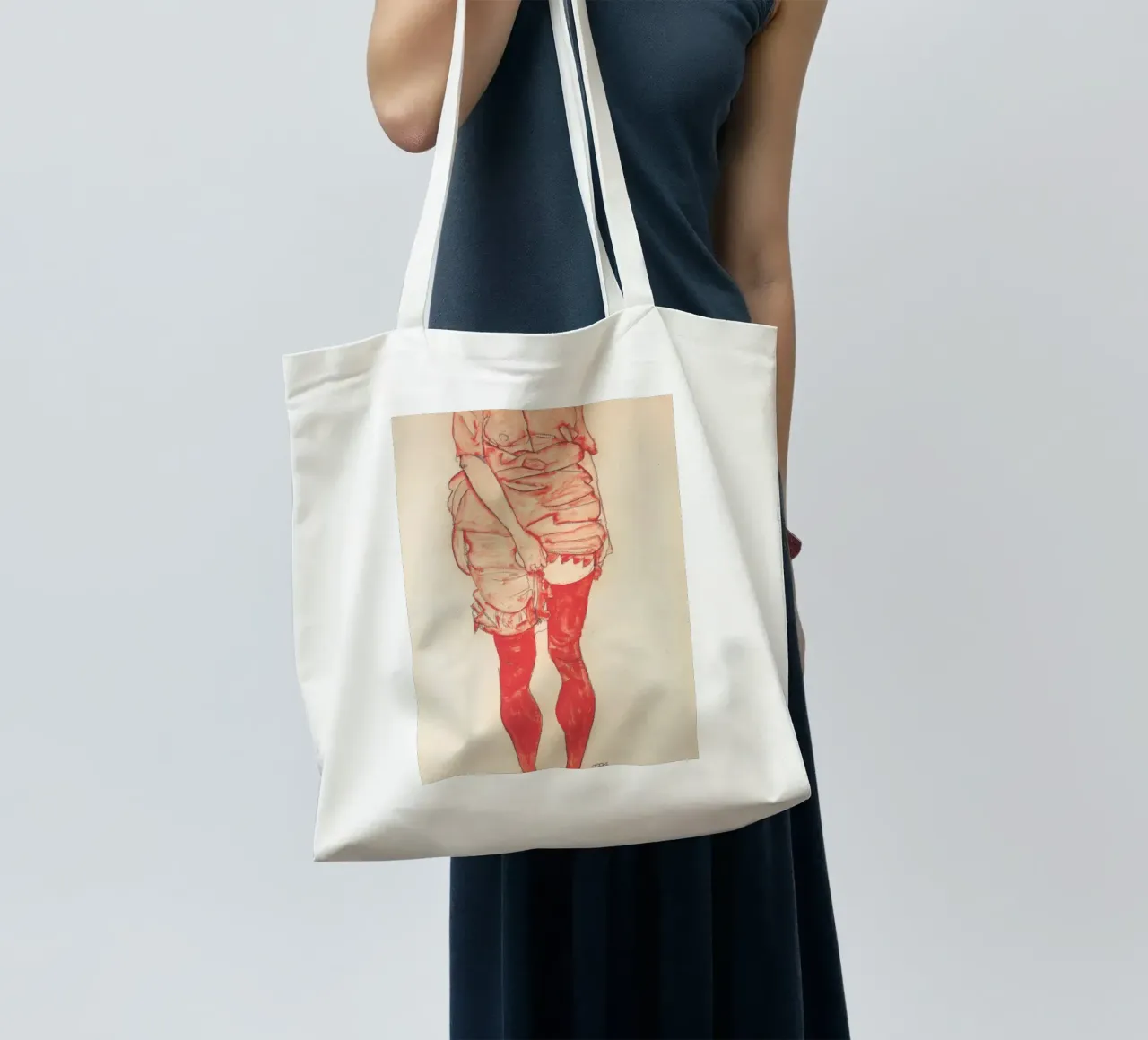 Egon Schiele - Donna in piedi in rosso borsa in juta da William Store