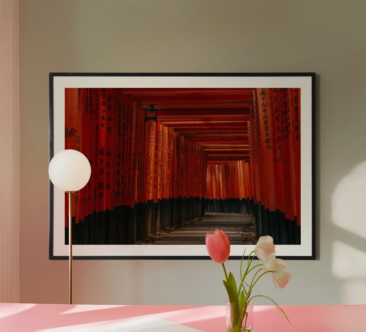 Santuario Fushimi Inari vuoto a Kyoto, Giappone poster da Marcel Bisig