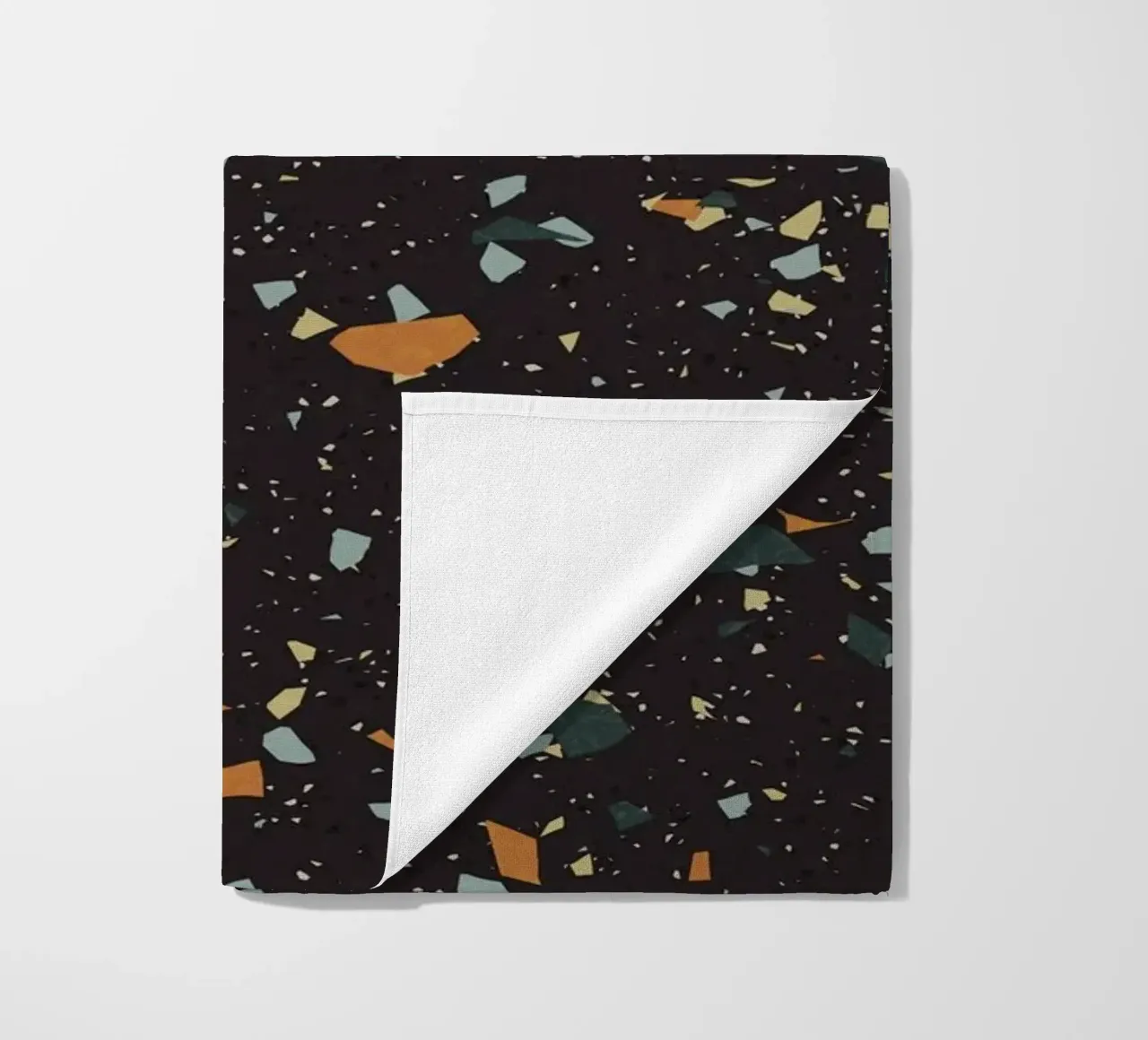 Terrazzo nero, verde acqua e arancione telo mare da amini54