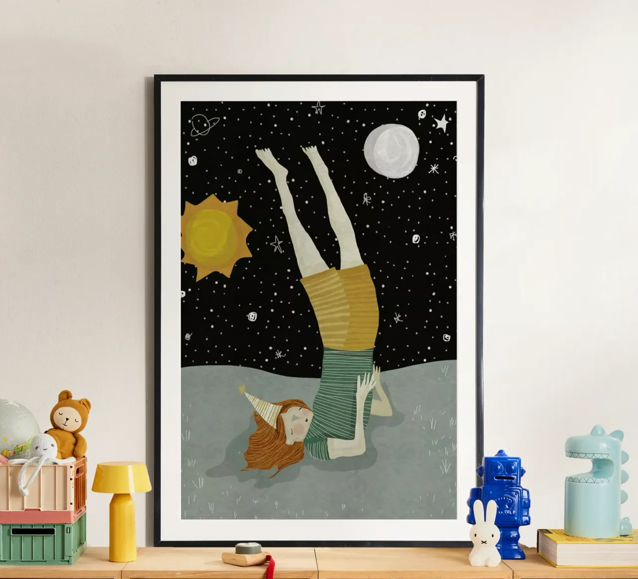 Around the Sun poster con telaio in legno da Amalia Restrepo