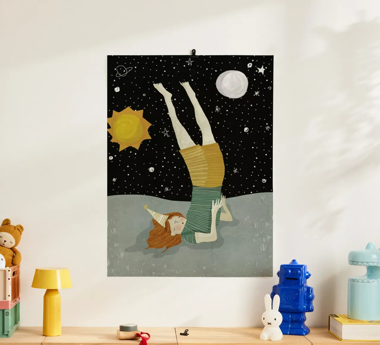 Around the Sun poster con telaio in legno da Amalia Restrepo