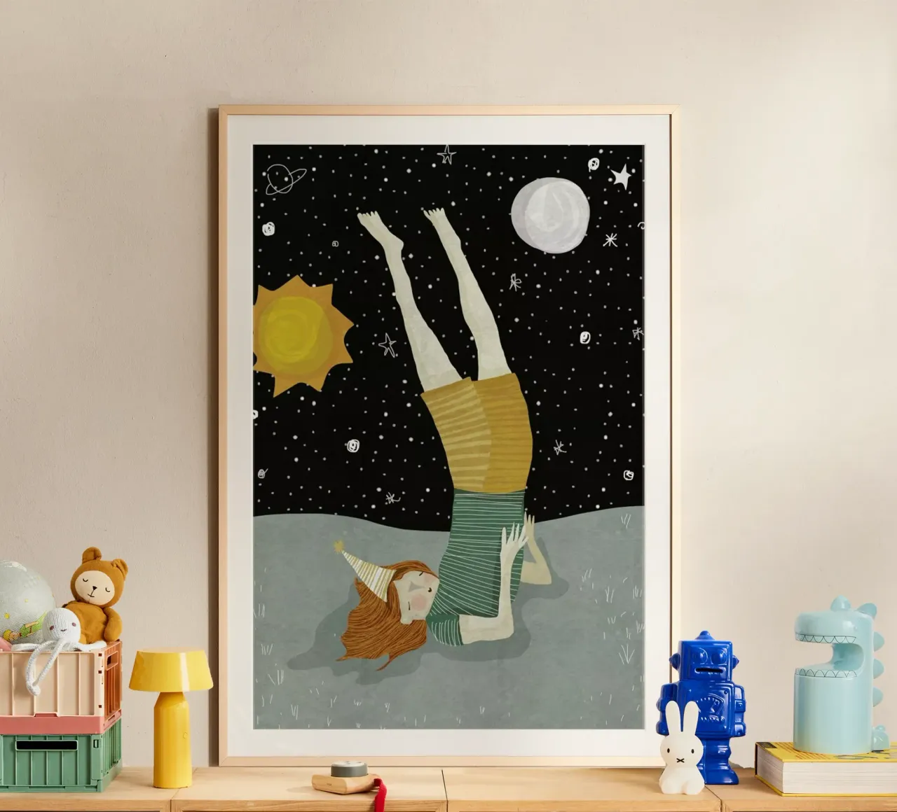 Around the Sun poster con telaio in legno da Amalia Restrepo