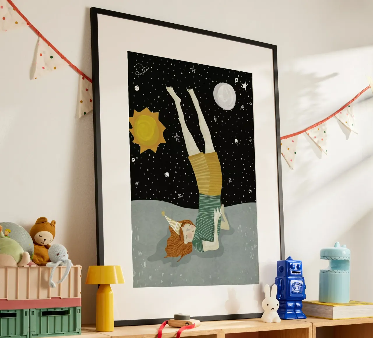Around the Sun poster con telaio in legno da Amalia Restrepo