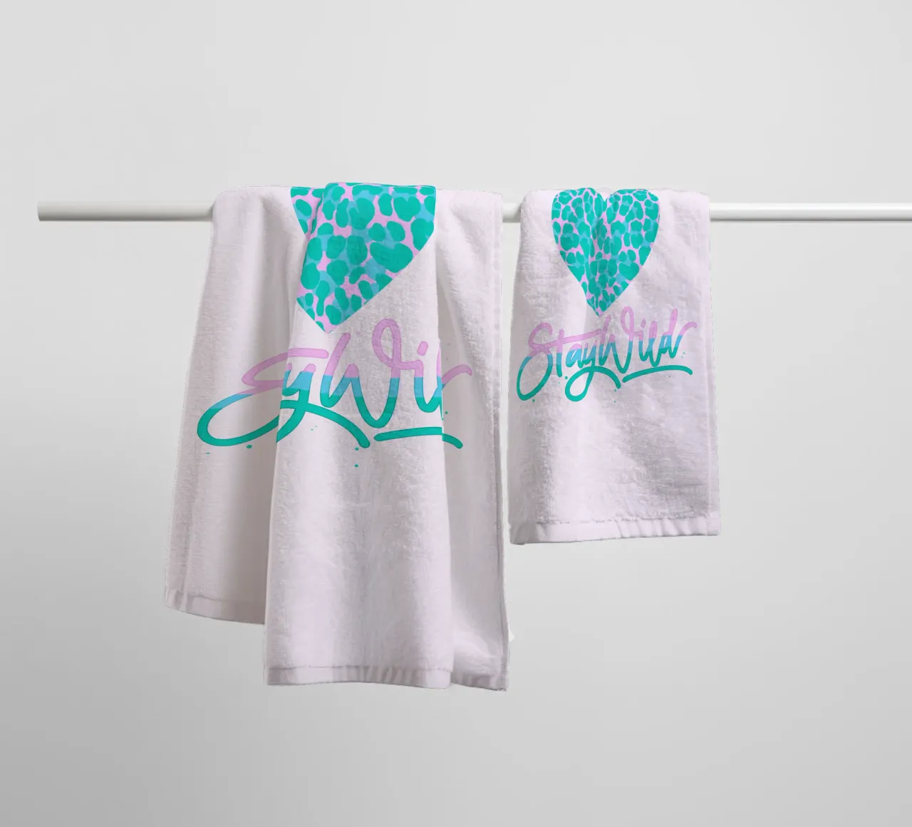 Stay Wild. Stampa Leo in rosa e turchese asciugamano da bagno da CalliLetters
