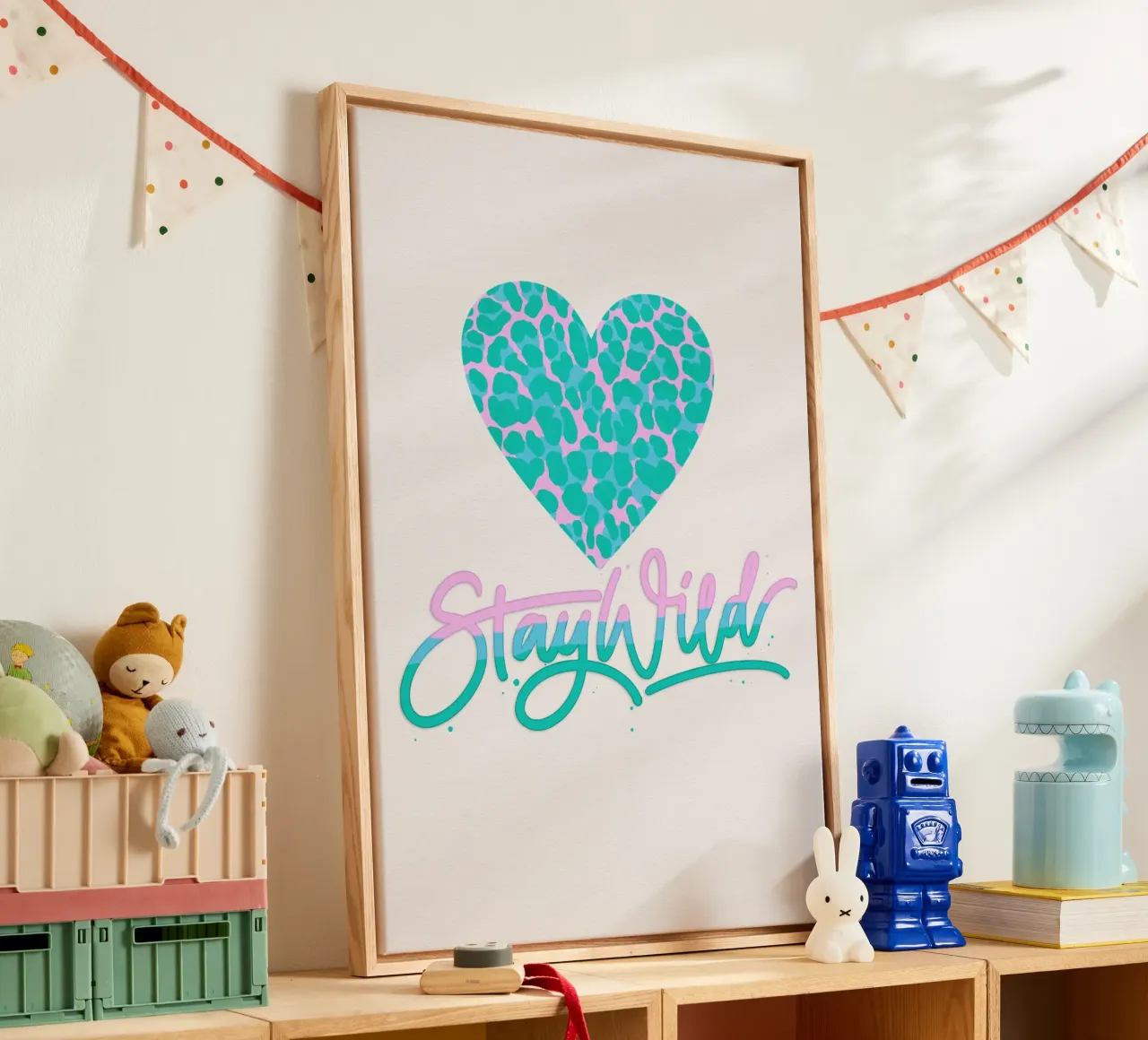 Blijf Wild. Leeuw print in roze en turquoise canvas met Baklijst van CalliLetters