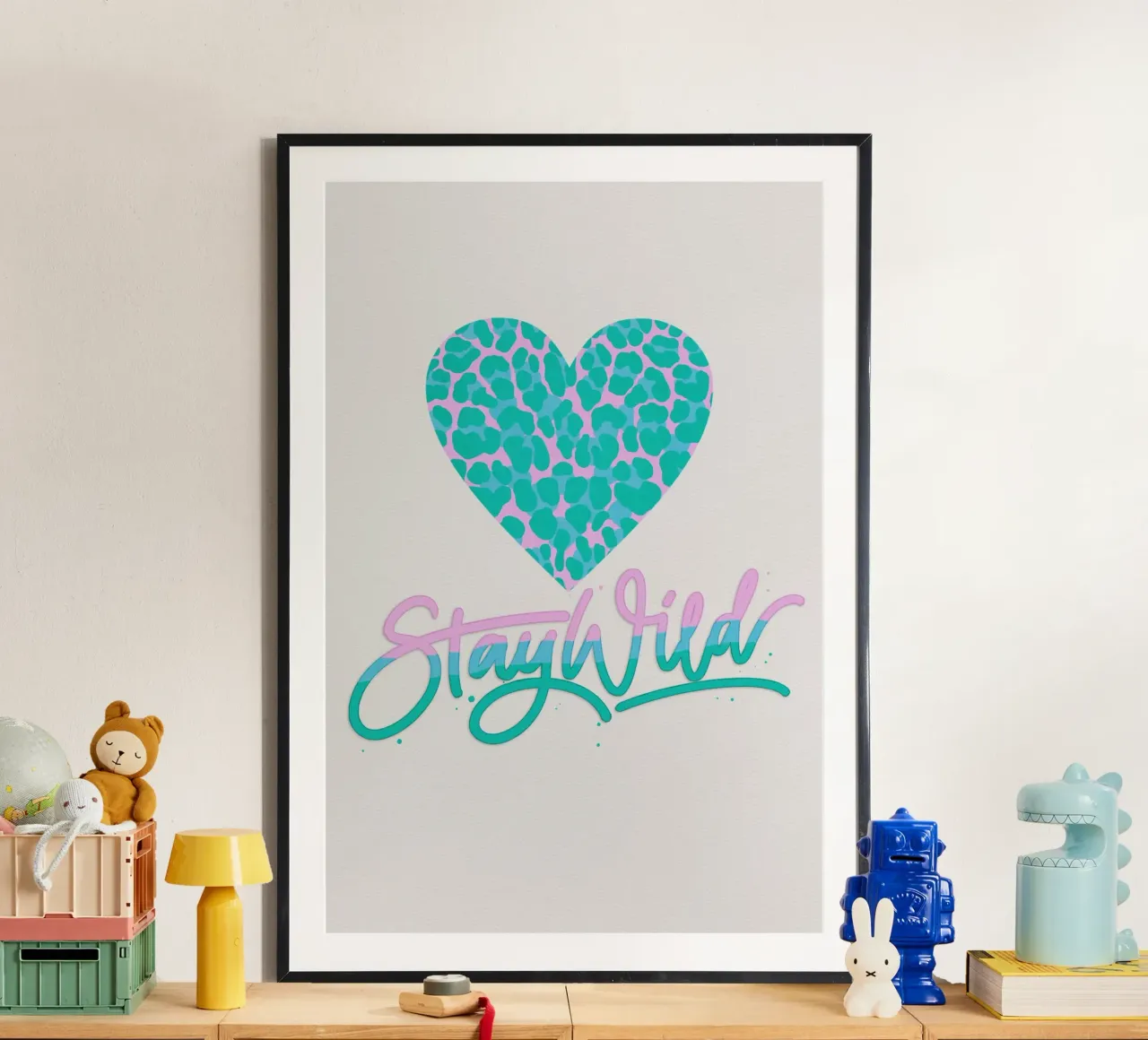 Blijf Wild. Leeuw print in roze en turquoise poster met kunststof frame van CalliLetters