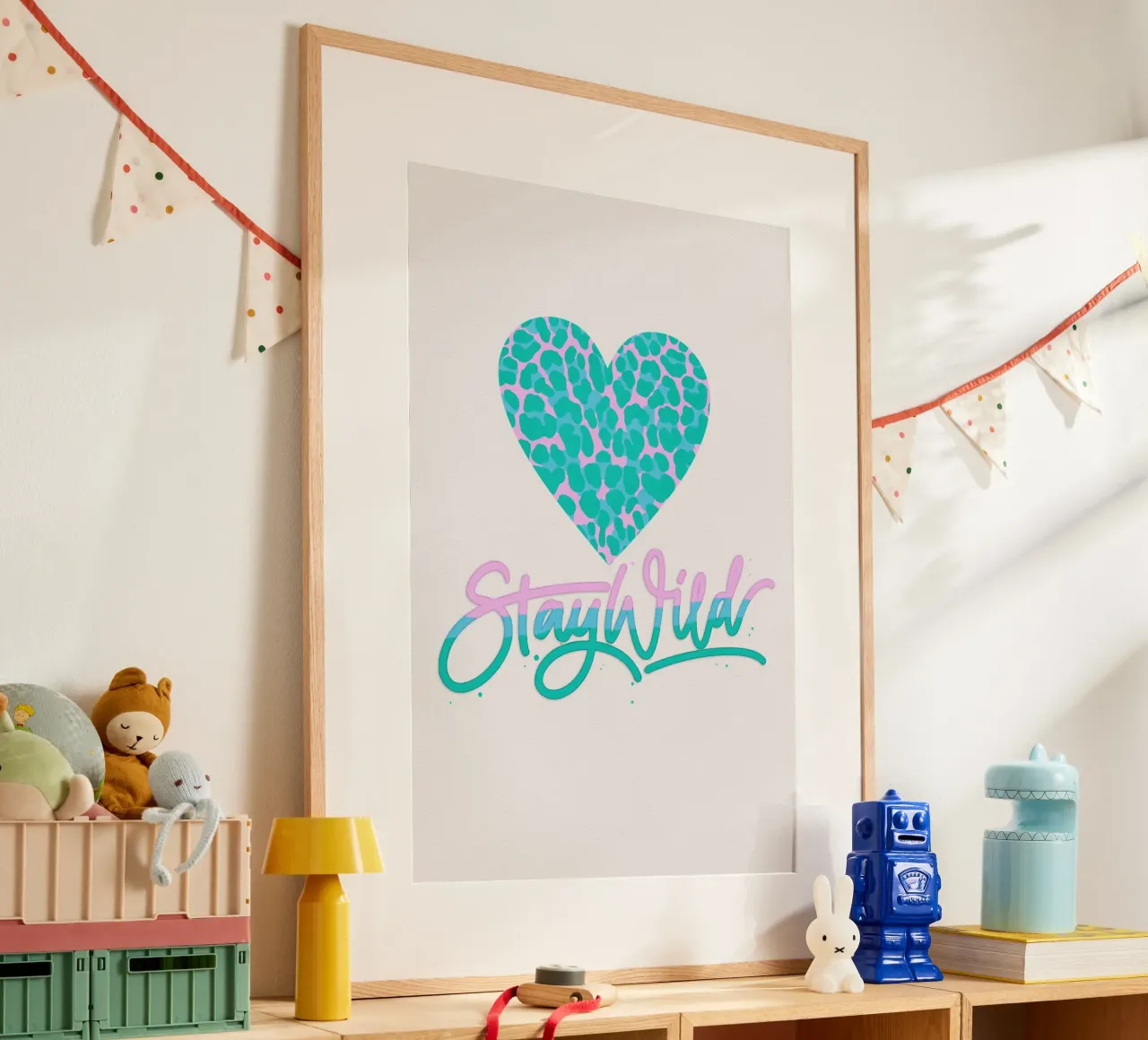 Blijf Wild. Leeuw print in roze en turquoise poster met kunststof frame van CalliLetters
