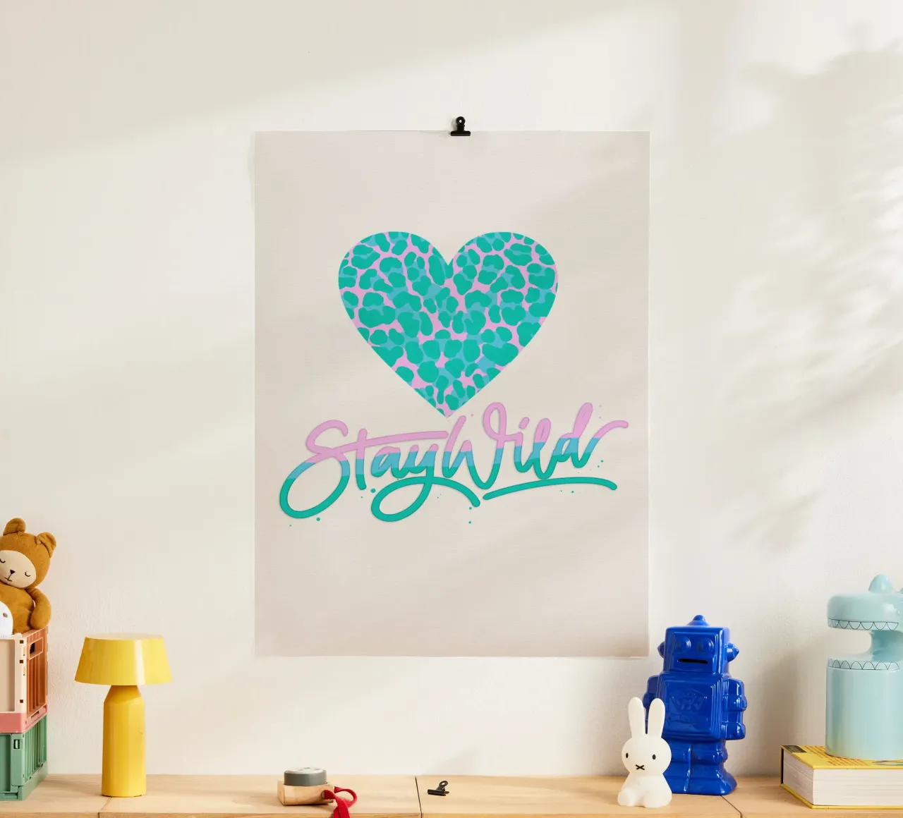 Blijf Wild. Leeuw print in roze en turquoise poster met kunststof frame van CalliLetters