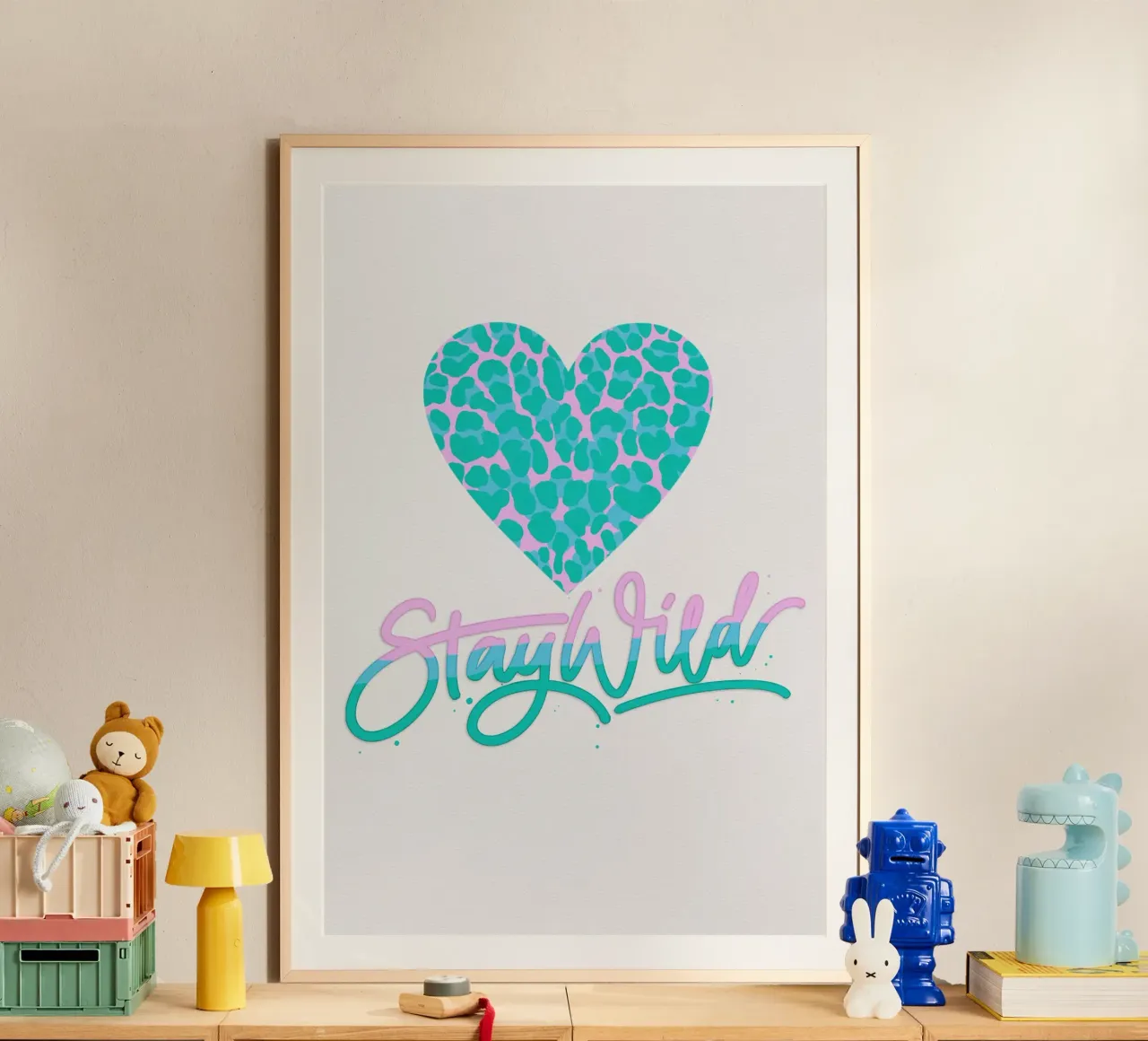 Blijf Wild. Leeuw print in roze en turquoise poster met kunststof frame van CalliLetters