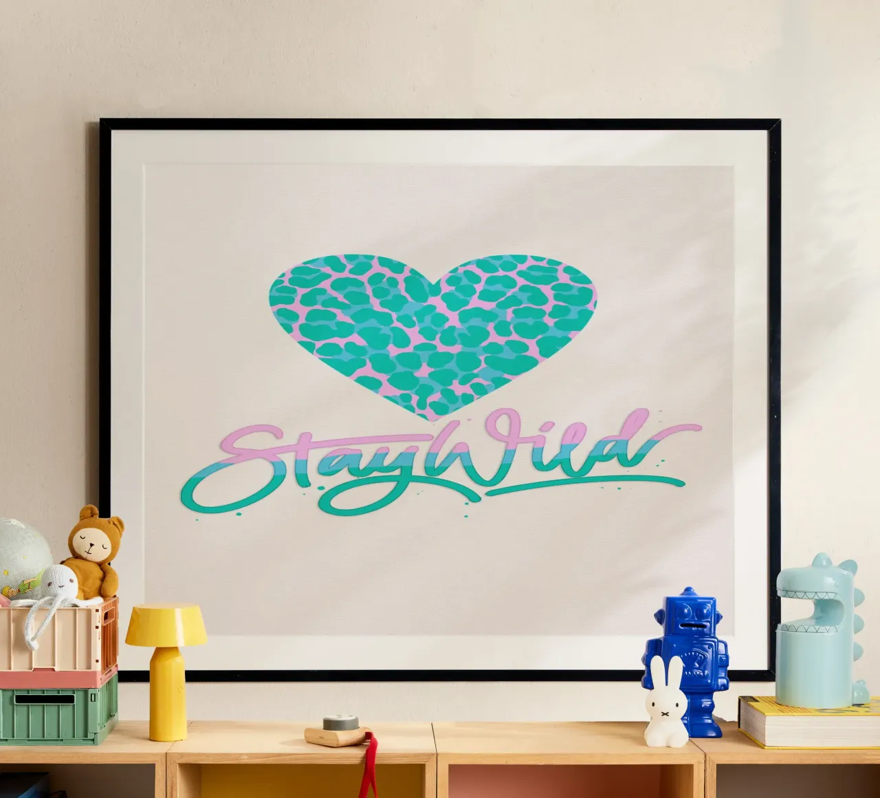 Blijf Wild. Leeuw print in roze en turquoise poster met kunststof frame van CalliLetters