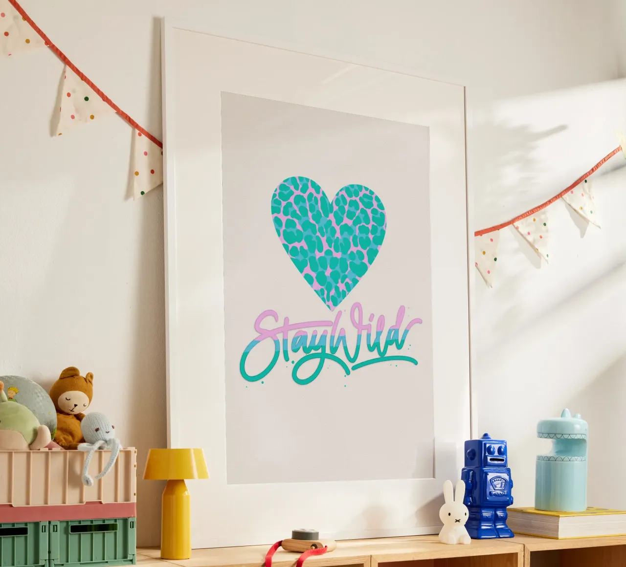 Blijf Wild. Leeuw print in roze en turquoise poster met kunststof frame van CalliLetters