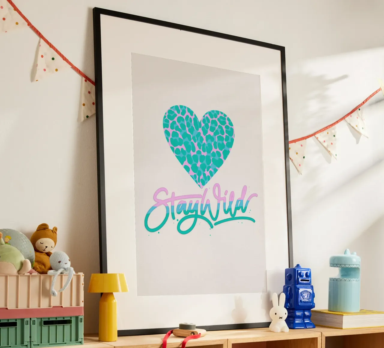 Blijf Wild. Leeuw print in roze en turquoise poster met kunststof frame van CalliLetters