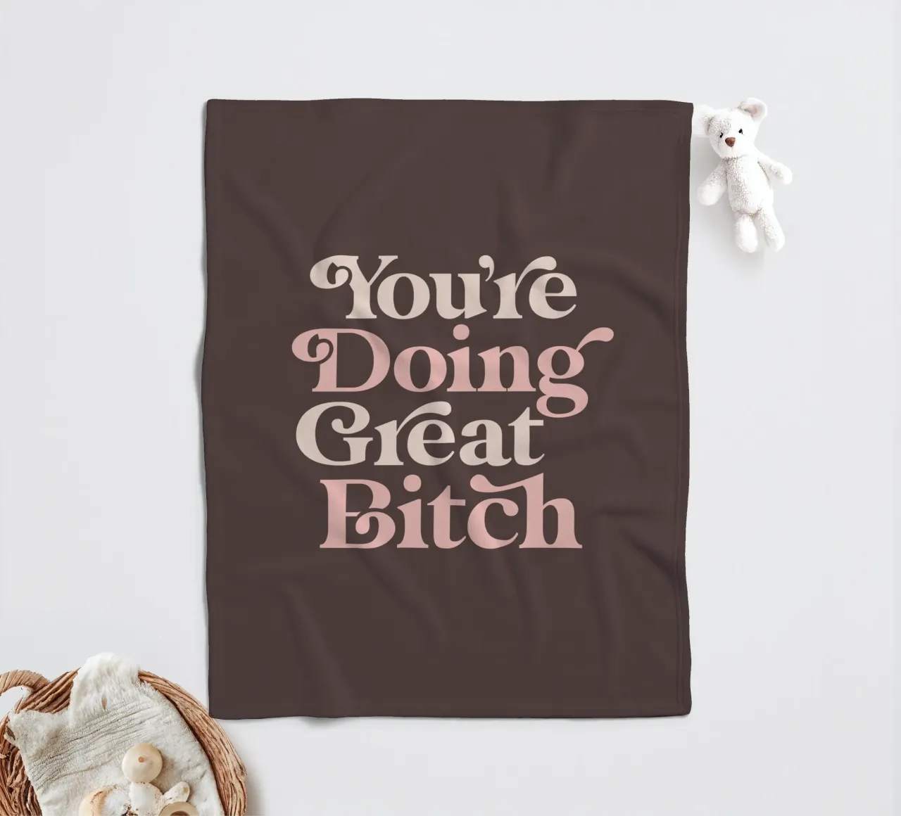 Stampa tipografica divertente You're Doing Great Bitch coperta in pile da THE MOTIVATED TYPE