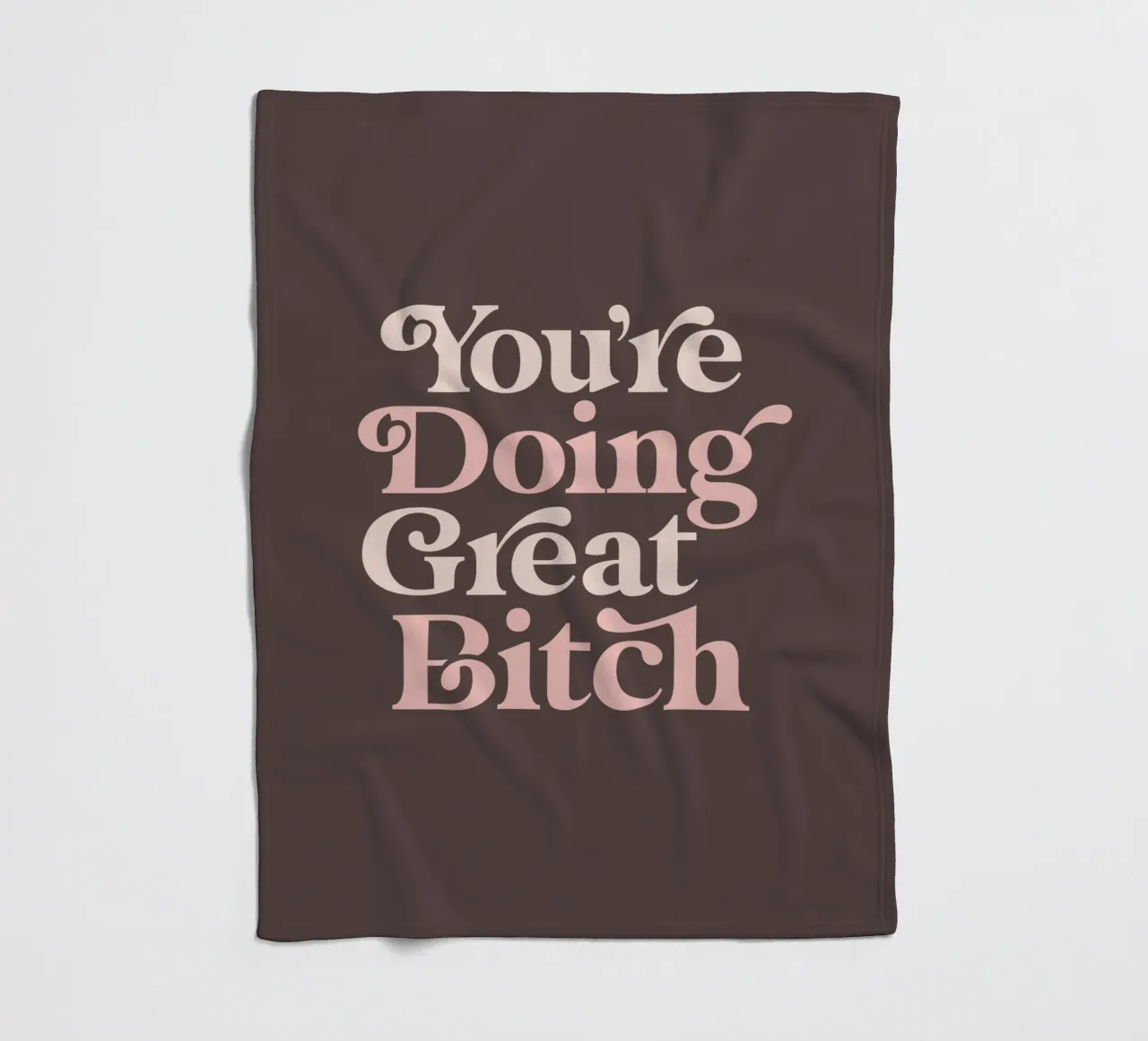 Stampa tipografica divertente You're Doing Great Bitch coperta in pile da THE MOTIVATED TYPE