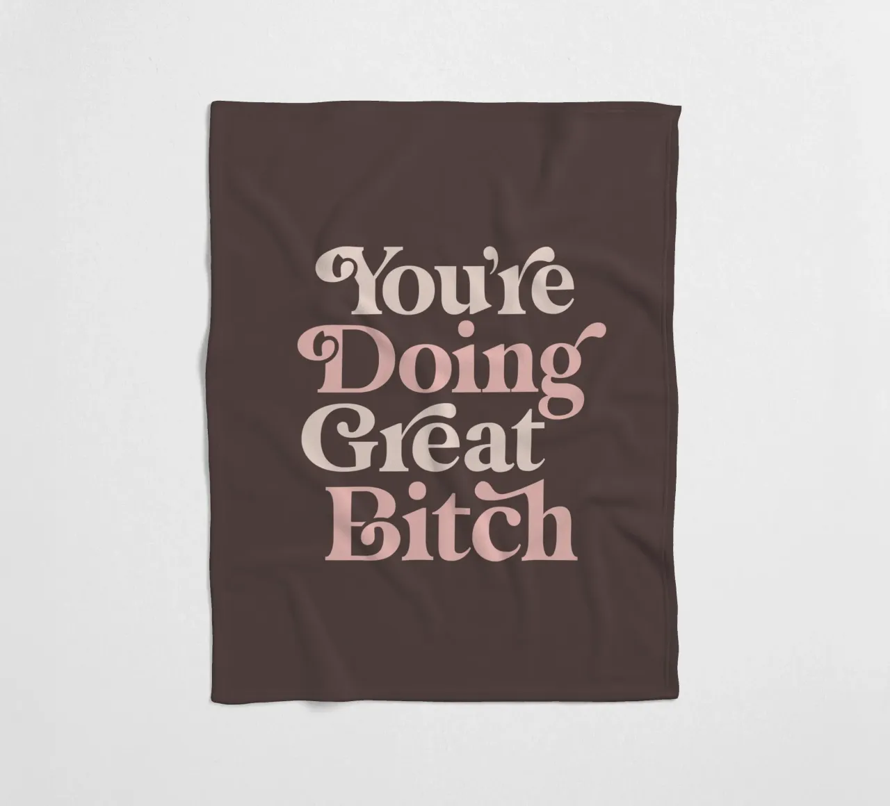 Stampa tipografica divertente You're Doing Great Bitch coperta in pile da THE MOTIVATED TYPE