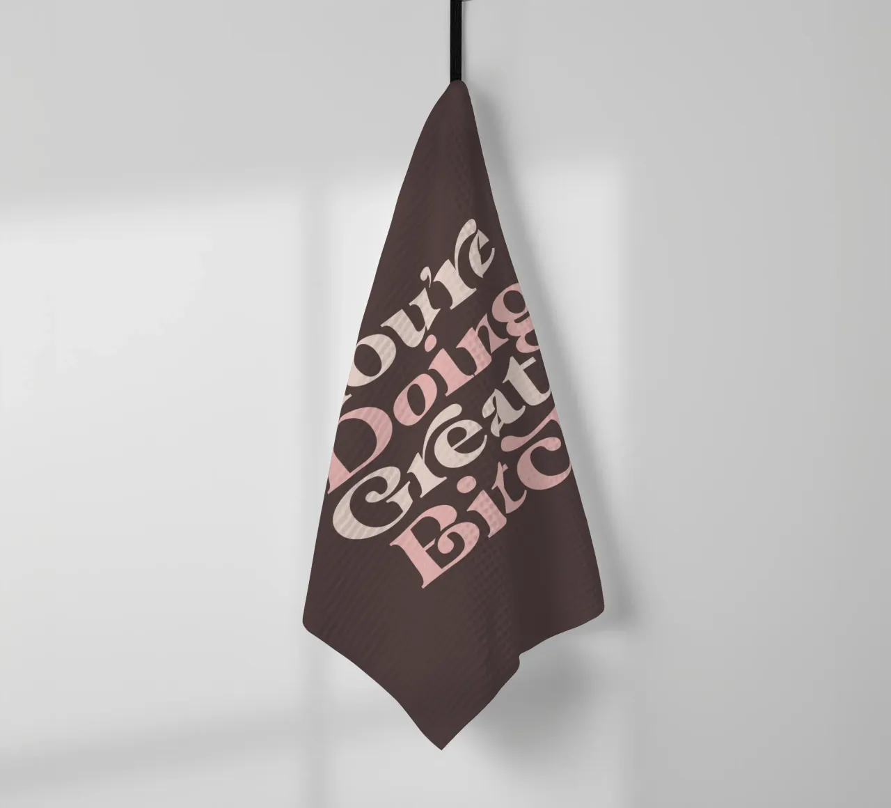 You're Doing Great Bitch Funny Typography Print (en anglais) torchon de THE MOTIVATED TYPE