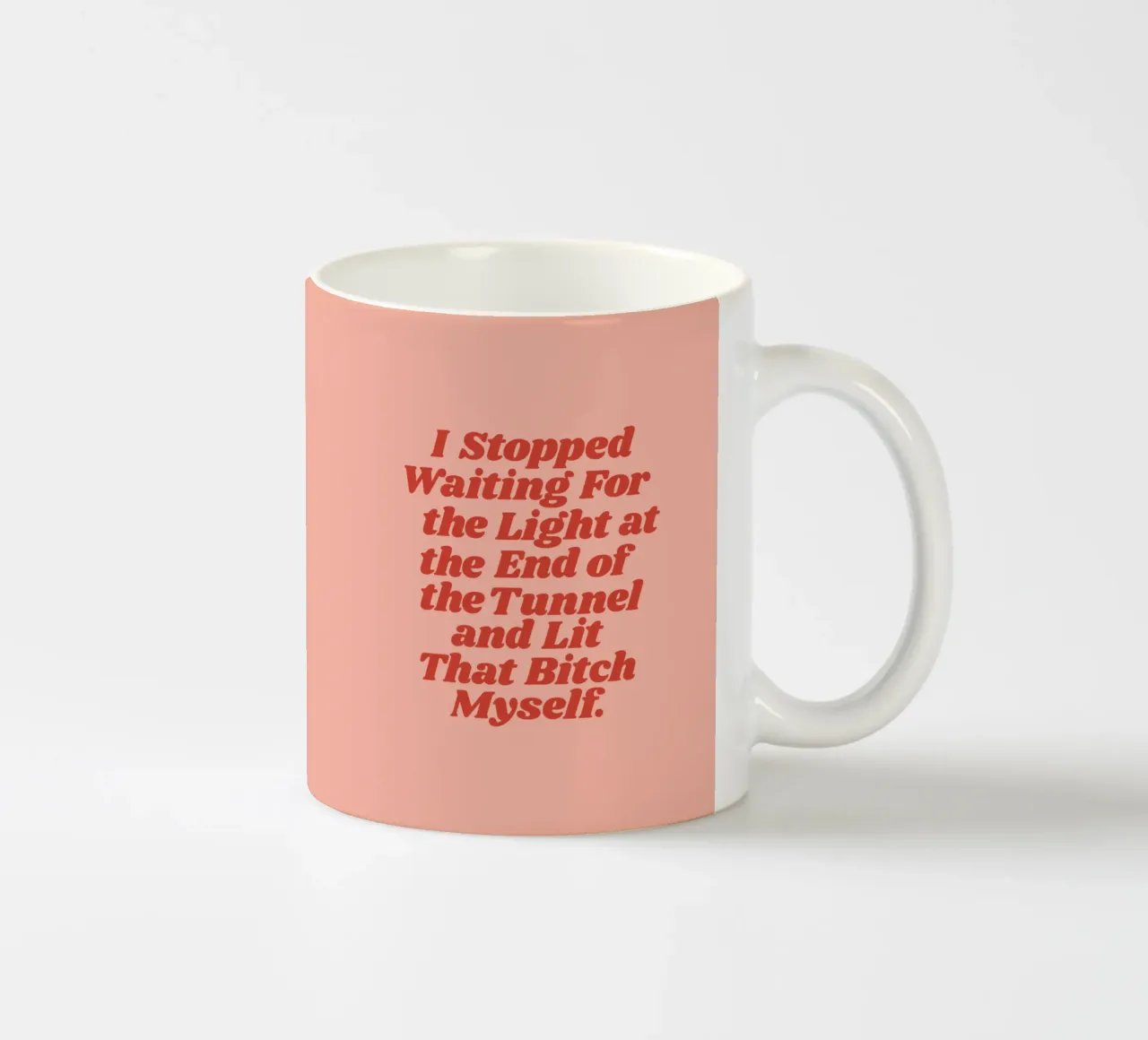 Ho smesso di aspettare la luce alla fine del tunnel tazza in ceramica da THE MOTIVATED TYPE