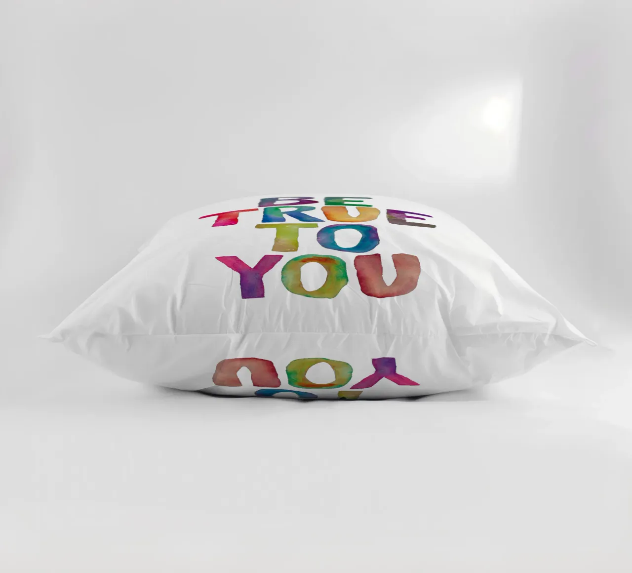 Be True to You - Design tipografico arcobaleno per bambini cuscino da THE MOTIVATED TYPE