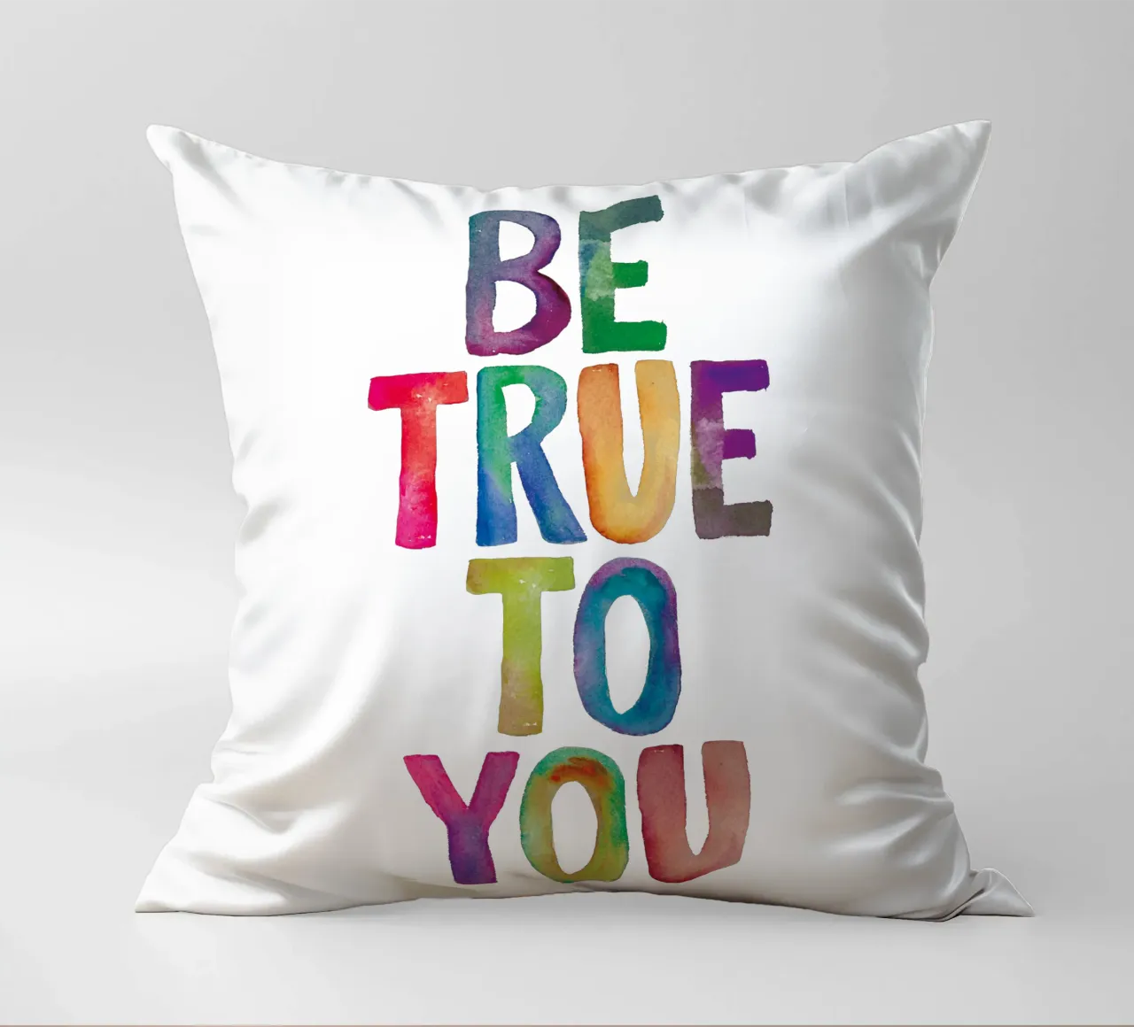 Be True to You - Design tipografico arcobaleno per bambini cuscino da THE MOTIVATED TYPE