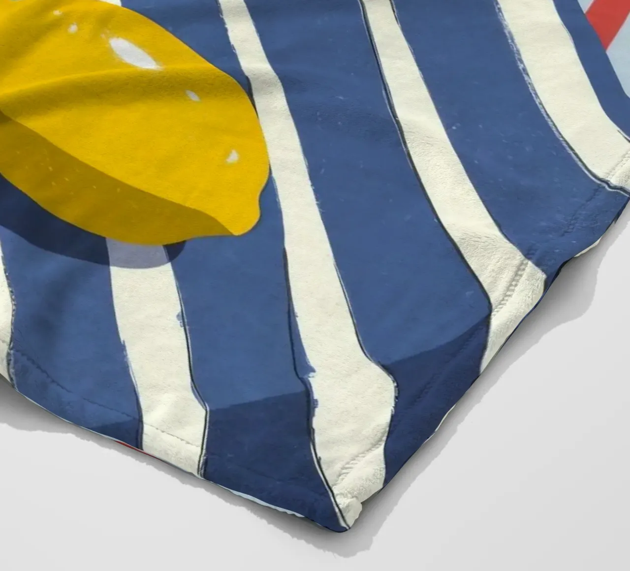 Limonata sul tavolo coperta in pile da Demar Galleria