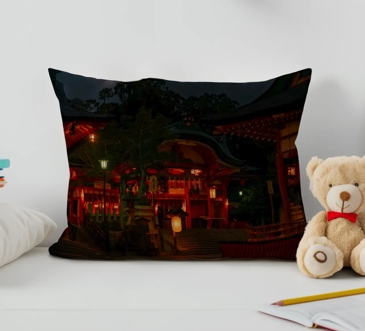 Tempio di Kyoto di notte cuscino da Marcel Bisig