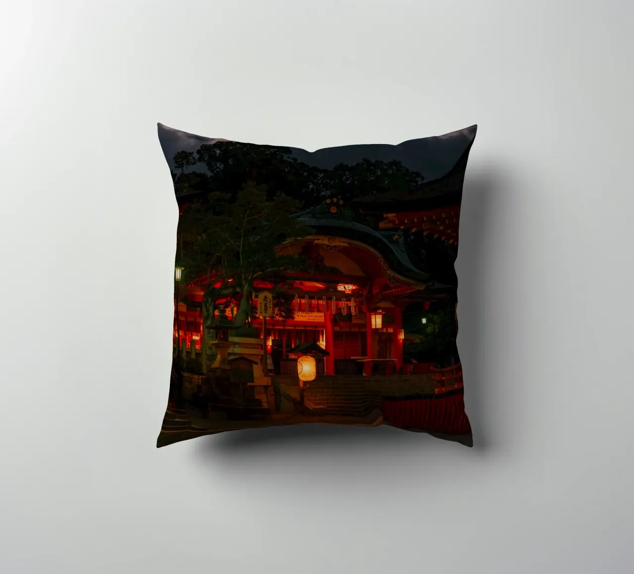 Tempio di Kyoto di notte cuscino da Marcel Bisig