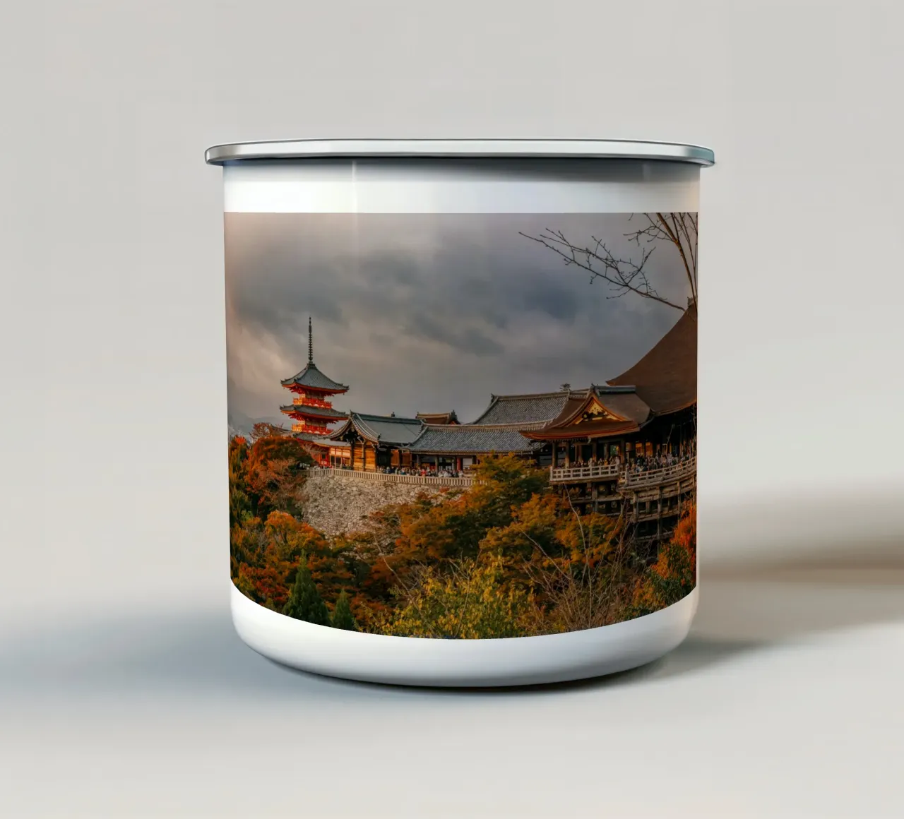 Kiyomizu-dera Temple in Kyoto in autumn tazza in smalto da Marcel Bisig
