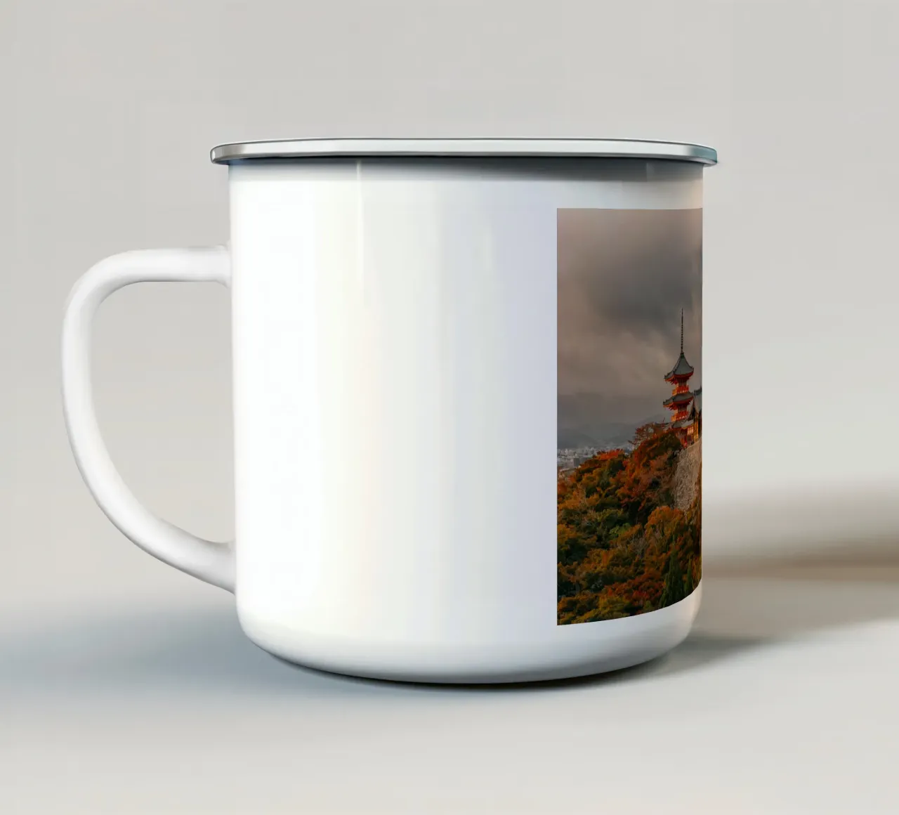 Kiyomizu-dera Temple in Kyoto in autumn tazza in smalto da Marcel Bisig