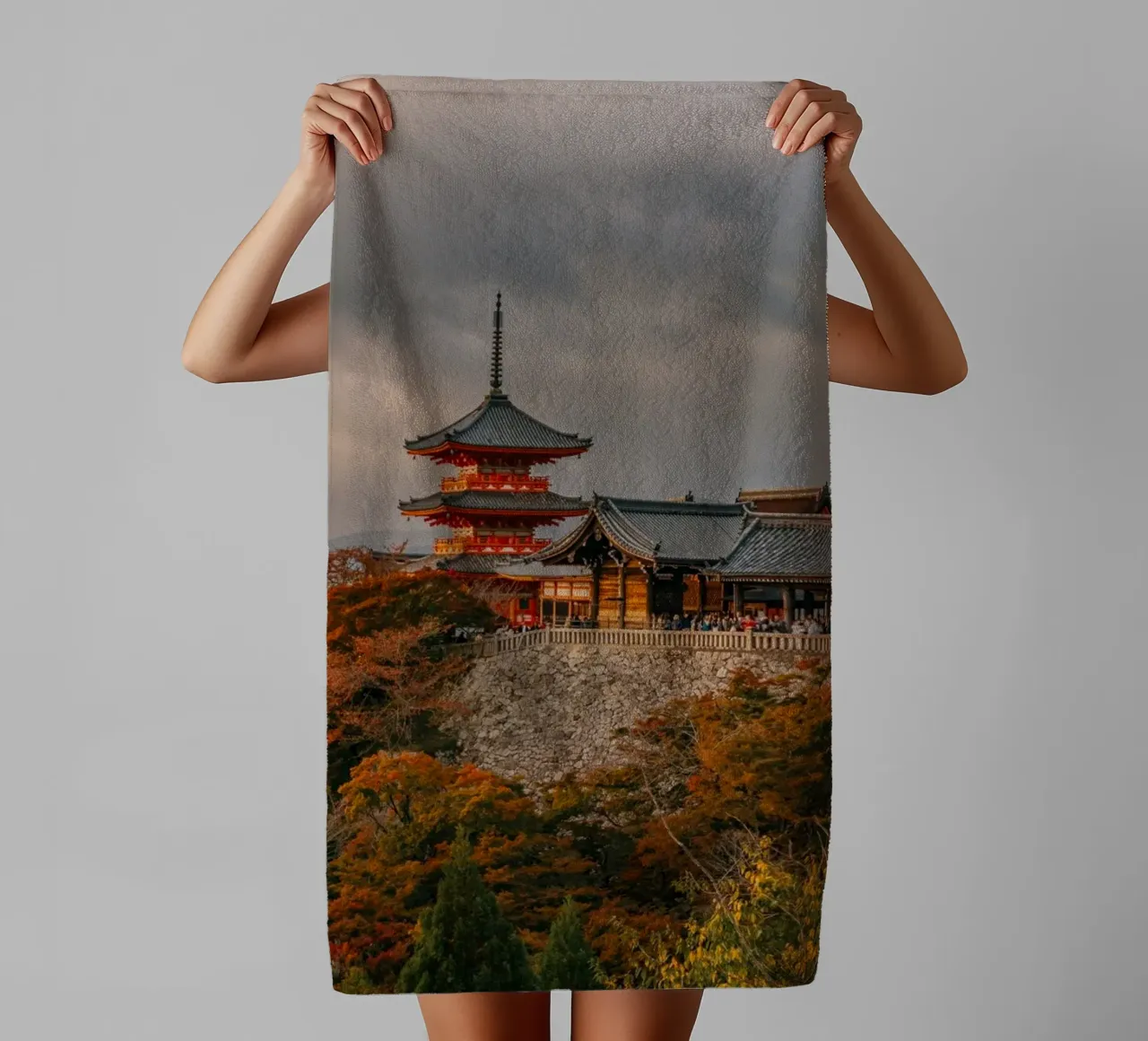 Kiyomizu-dera Temple in Kyoto in autumn asciugamano da bagno da Marcel Bisig
