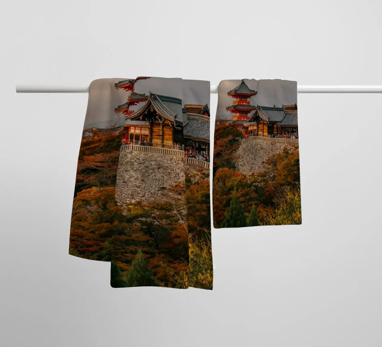 Kiyomizu-dera Temple in Kyoto in autumn asciugamano da bagno da Marcel Bisig