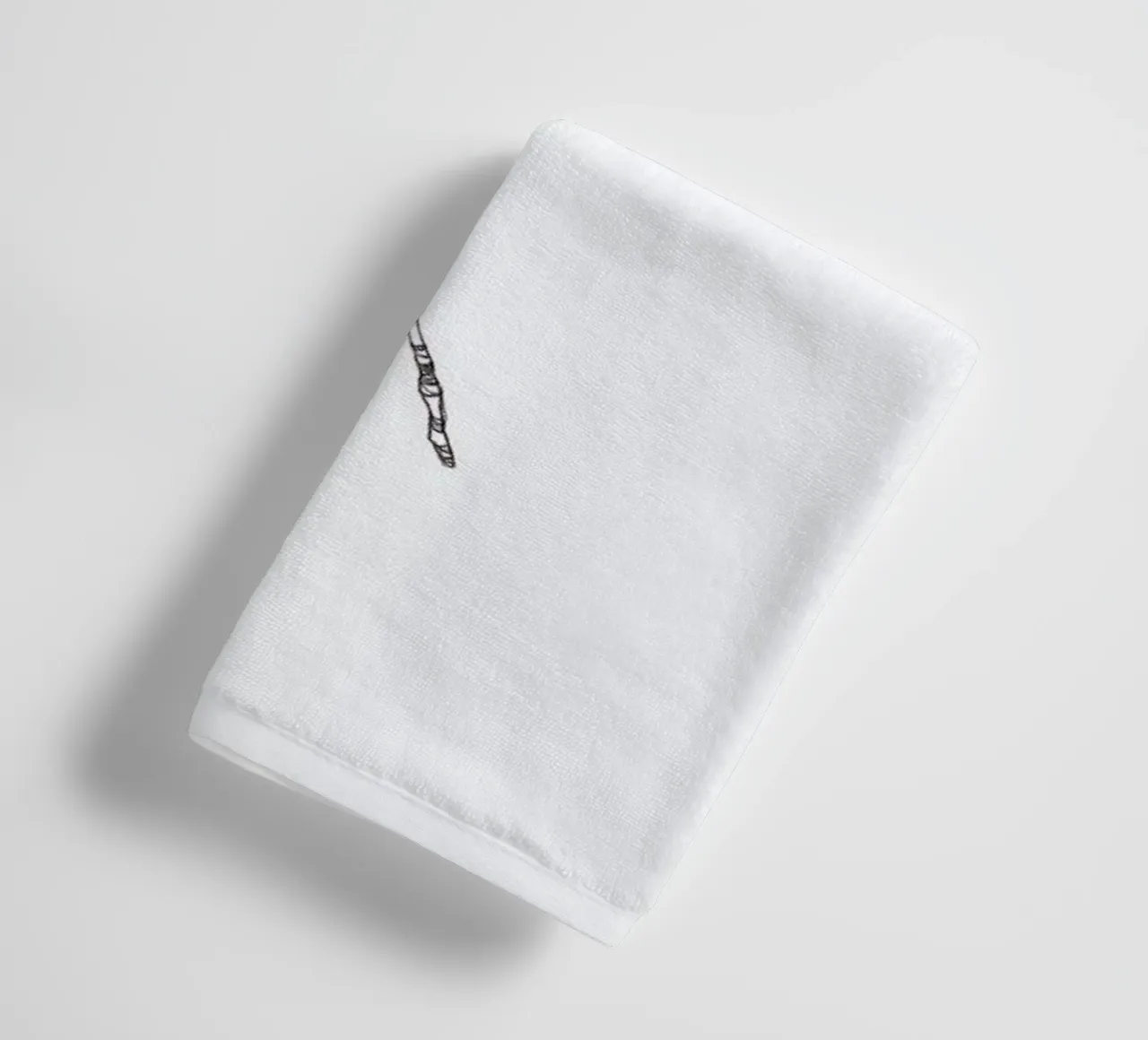R asciugamano da bagno da Marina Guiu