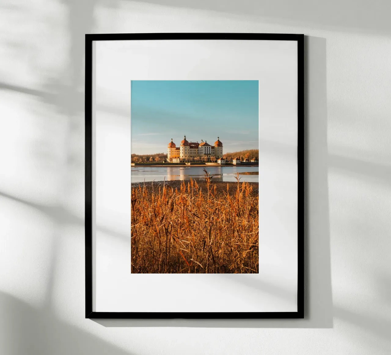 Castello di Moritzburg in Sassonia: foto d'autunno con stagno e canneti poster con telaio in legno da Bold and Retro