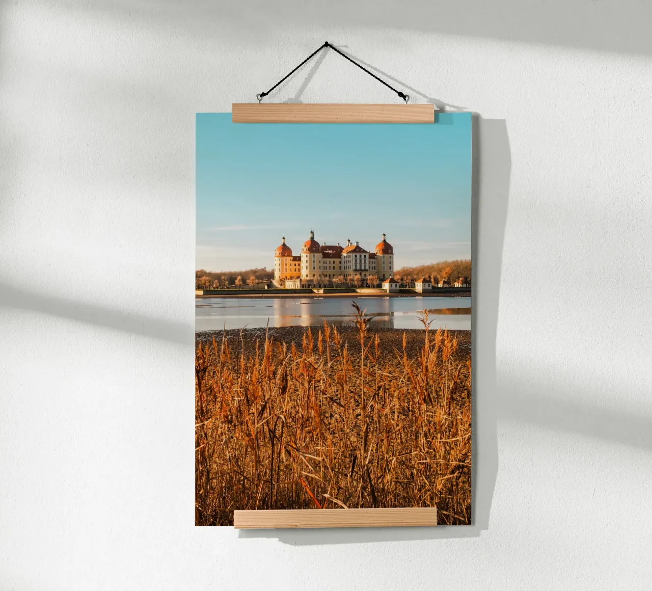 Castello di Moritzburg in Sassonia: foto d'autunno con stagno e canneti poster con telaio in legno da Bold and Retro