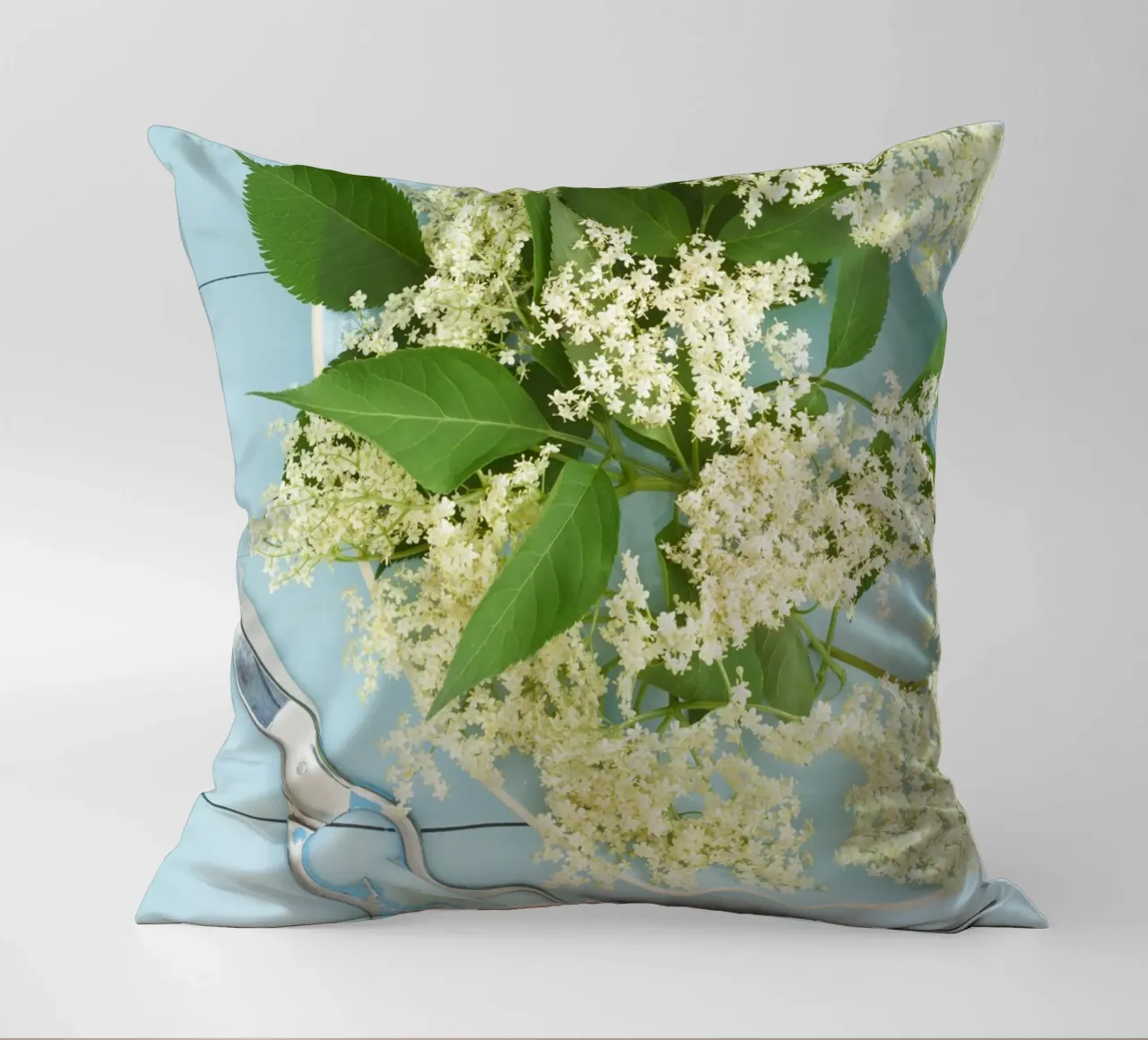Raccolta di fiori di sambuco su tavolo blu rustico cuscino da foodphotolove