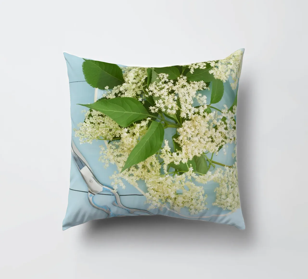 Raccolta di fiori di sambuco su tavolo blu rustico cuscino da foodphotolove