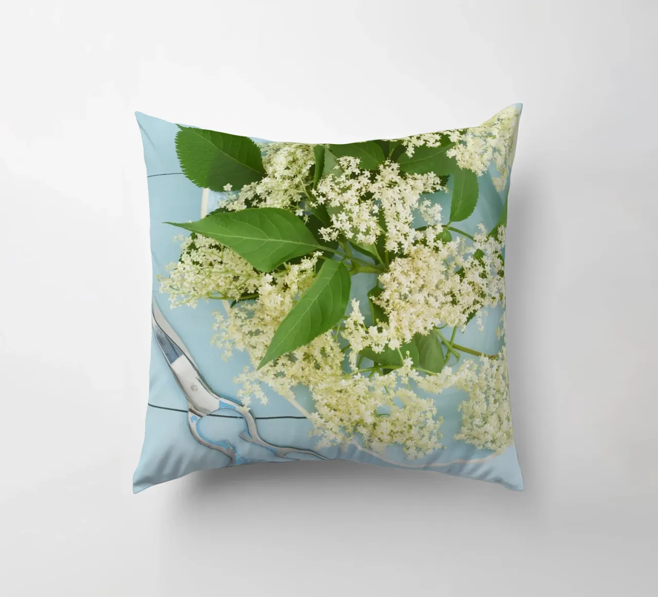 Raccolta di fiori di sambuco su tavolo blu rustico cuscino da foodphotolove