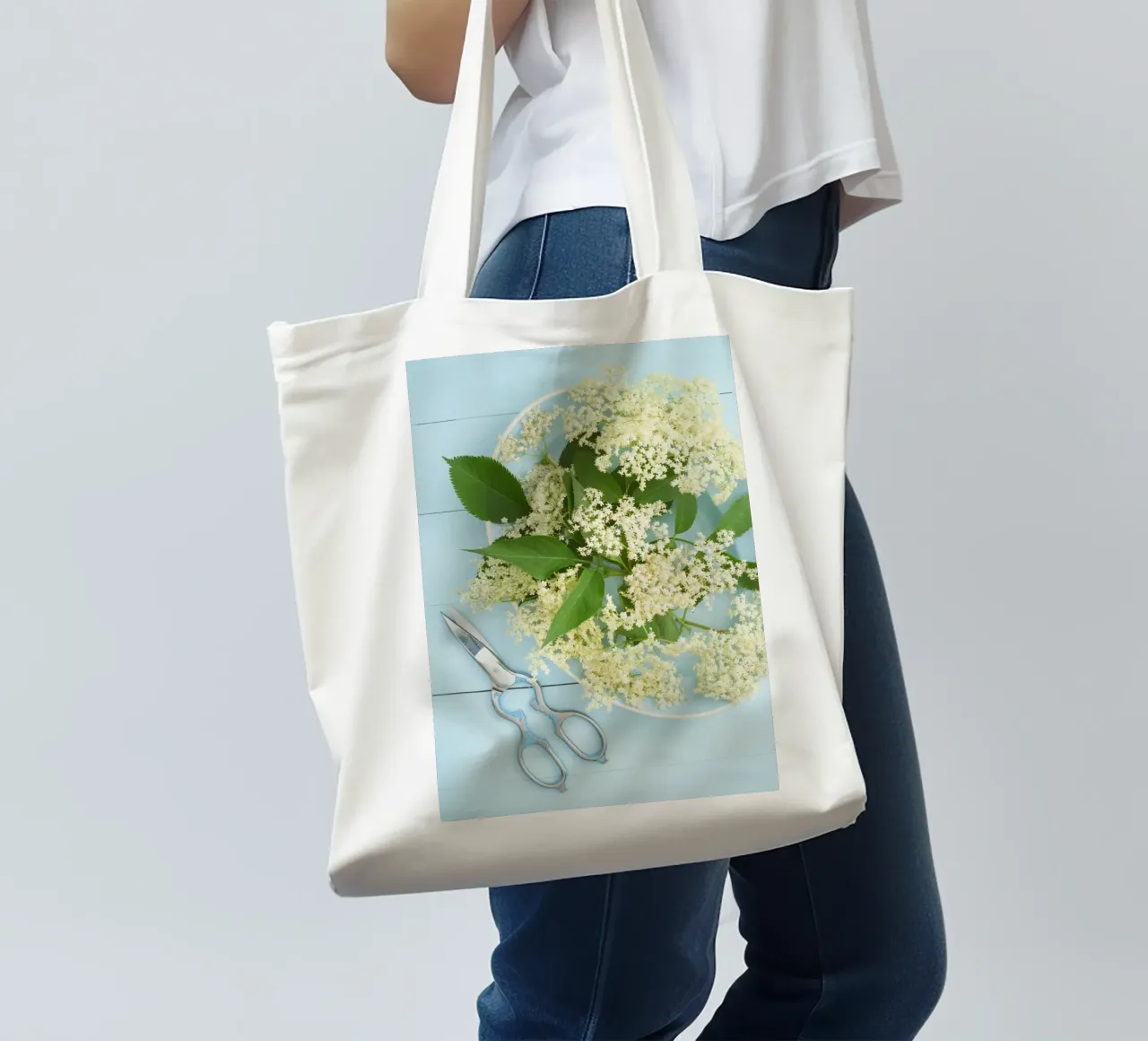 Raccolta di fiori di sambuco su tavolo blu rustico borsa in juta da foodphotolove