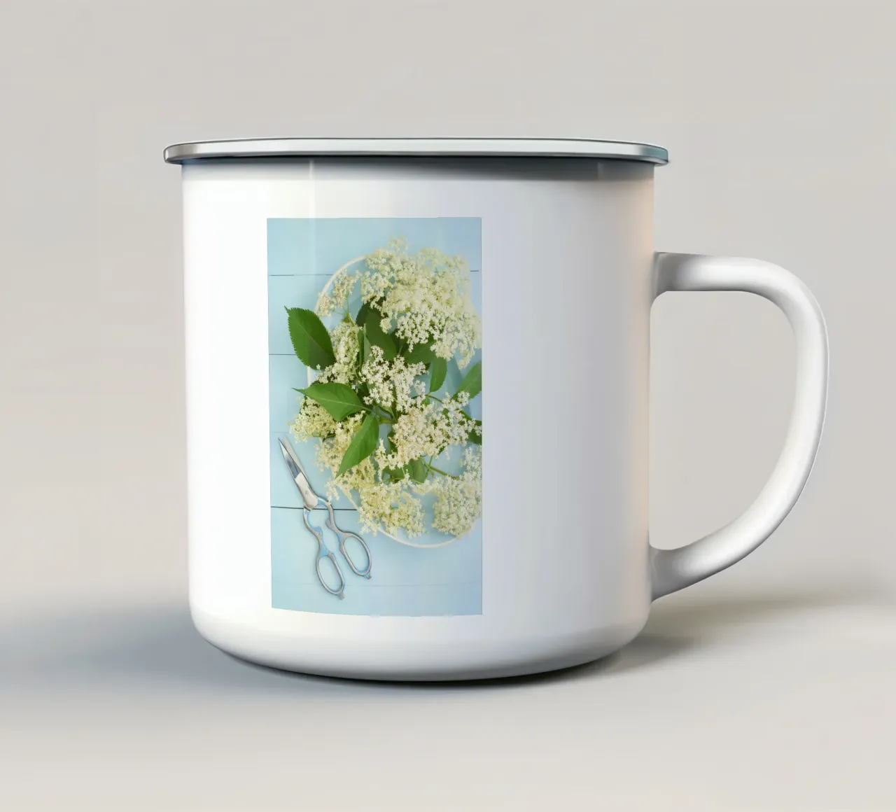 Raccolta di fiori di sambuco su tavolo blu rustico tazza in smalto da foodphotolove
