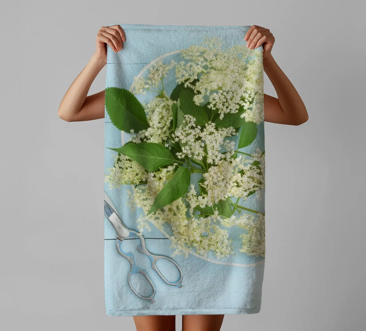 Raccolta di fiori di sambuco su tavolo blu rustico asciugamano da bagno da foodphotolove