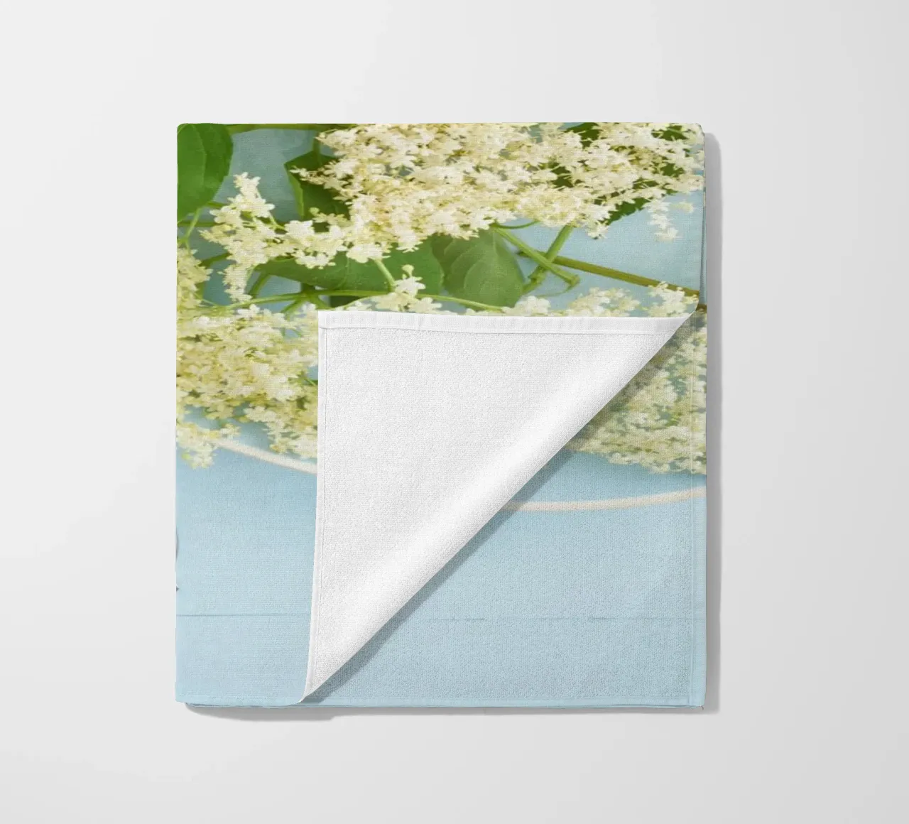 Raccolta di fiori di sambuco su tavolo blu rustico telo mare da foodphotolove