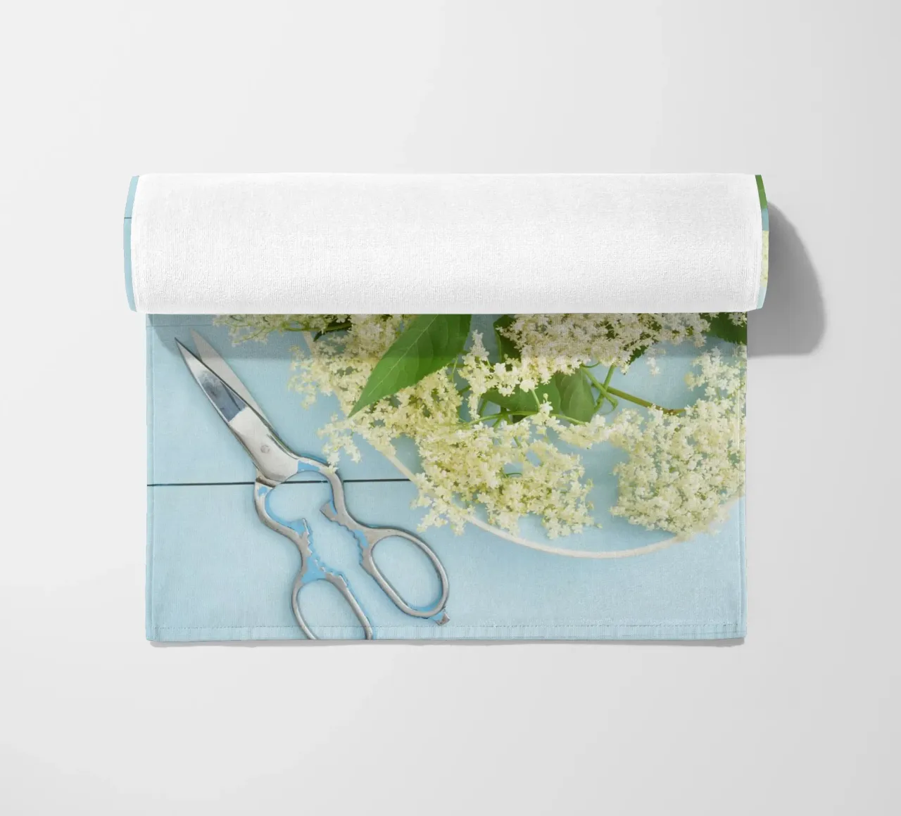 Raccolta di fiori di sambuco su tavolo blu rustico telo mare da foodphotolove