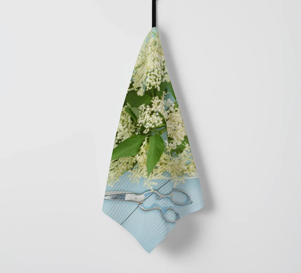 Raccolta di fiori di sambuco su tavolo blu rustico canovaccio da cucina da foodphotolove