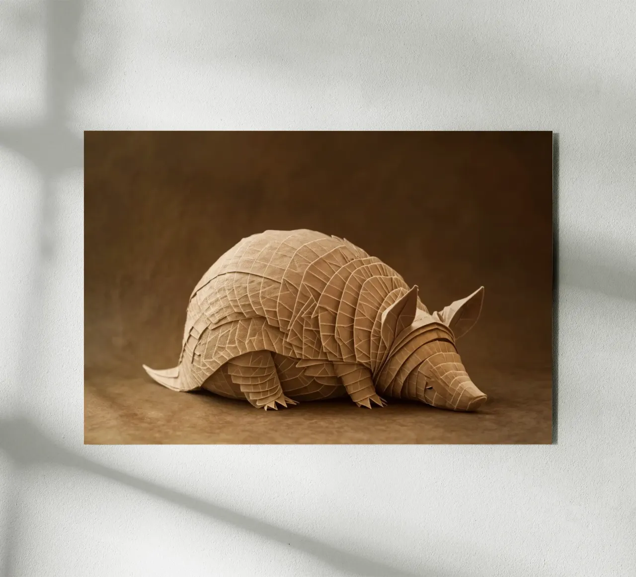 Tatou en origami complexe dans des tons neutres alu dibond de Lisa Artifexia