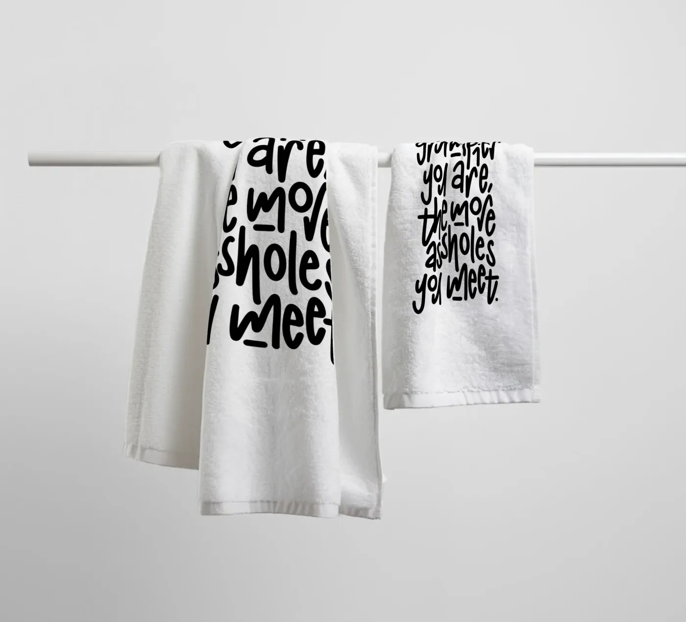 Grumpy Handtuch von LIMITED EDITION LETTERS