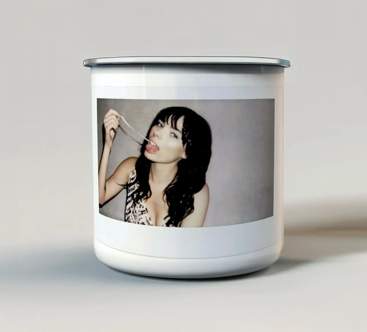 Chewing Gum tazza in smalto da Aysha Banos